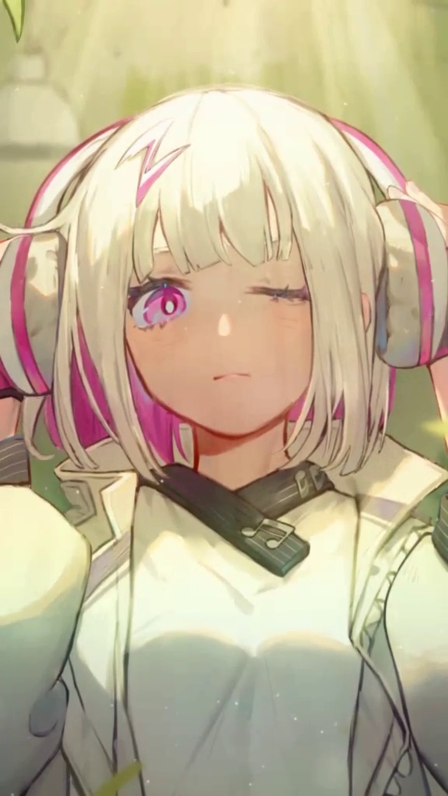 超可爱短发白毛少女聆听音乐
