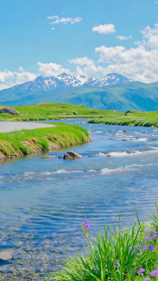 清新蓝河草甸治愈风景