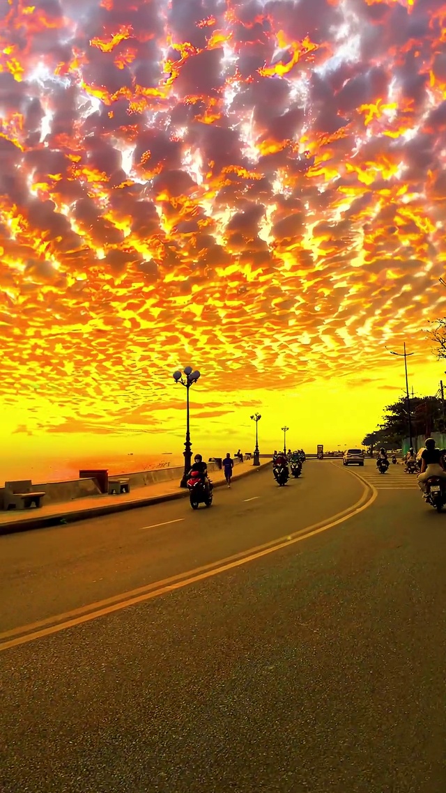 哇！好美的天空