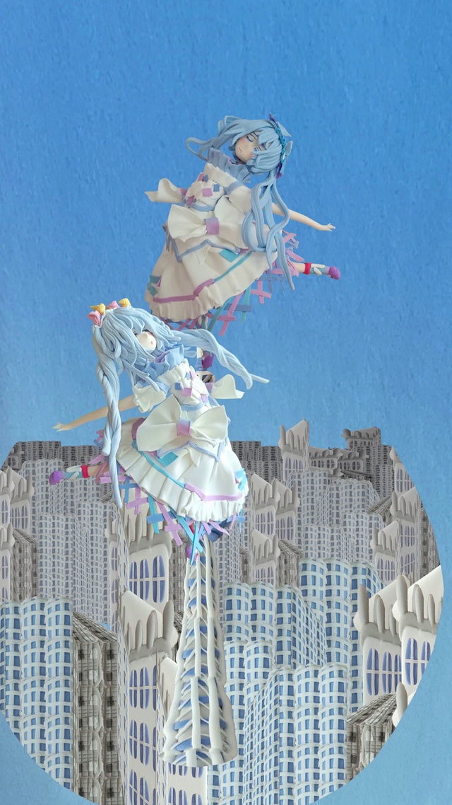 高塔与云朵以及城市的少女