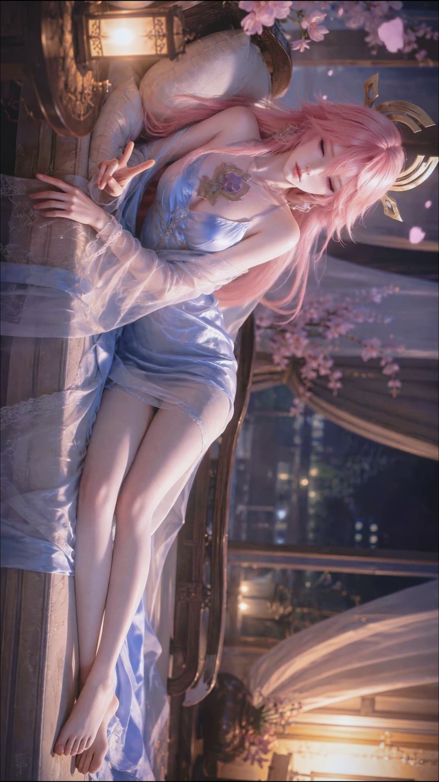 慵懒居家粉发美少女