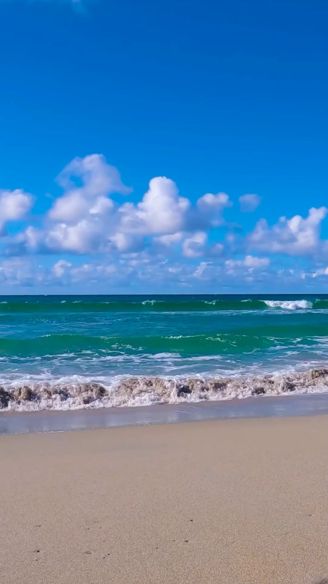 沙滩海浪蓝天白云