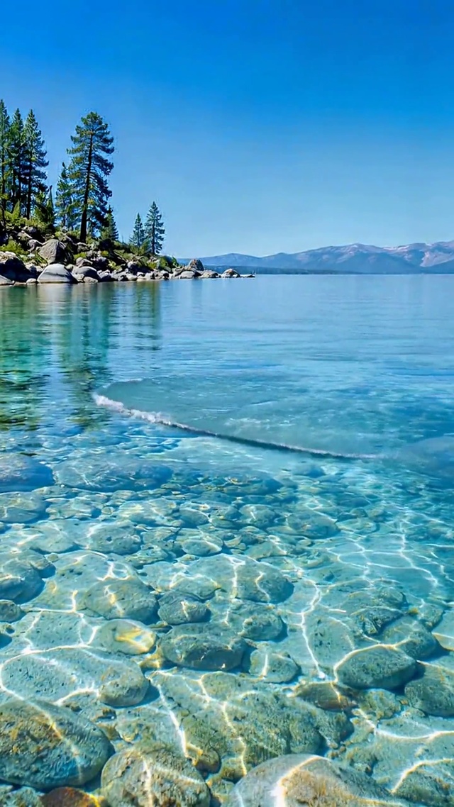 清澈蓝湖湖畔自然风景