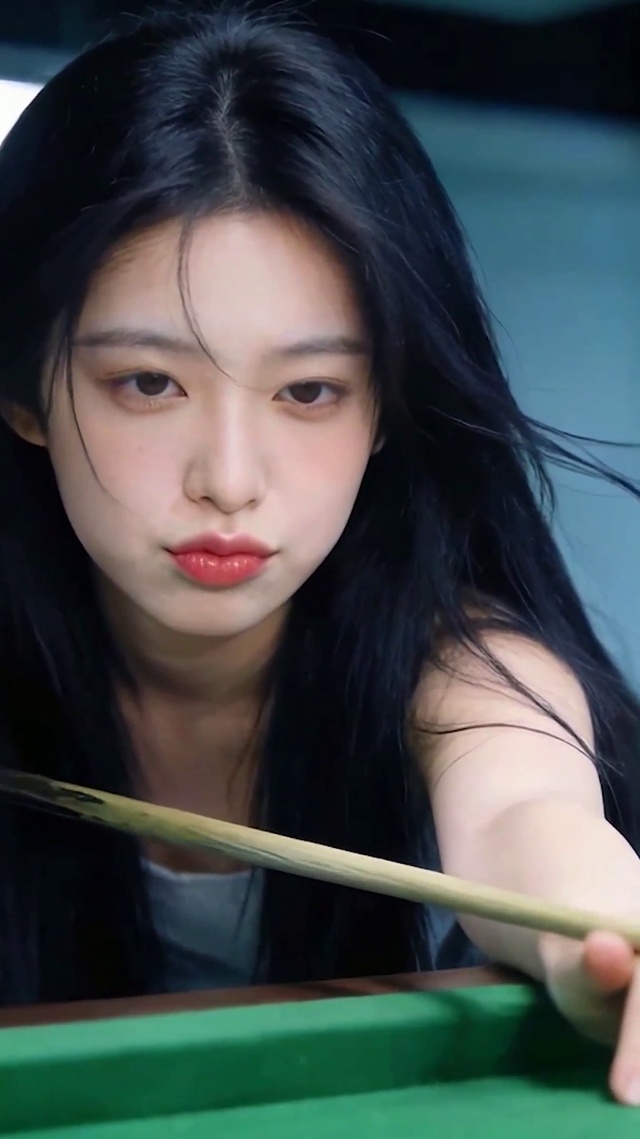 玩台球女孩