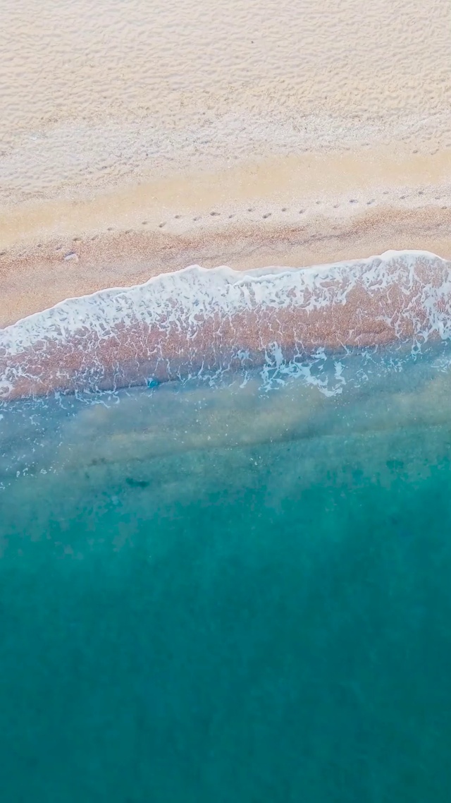 俯瞰唯美海浪海滩