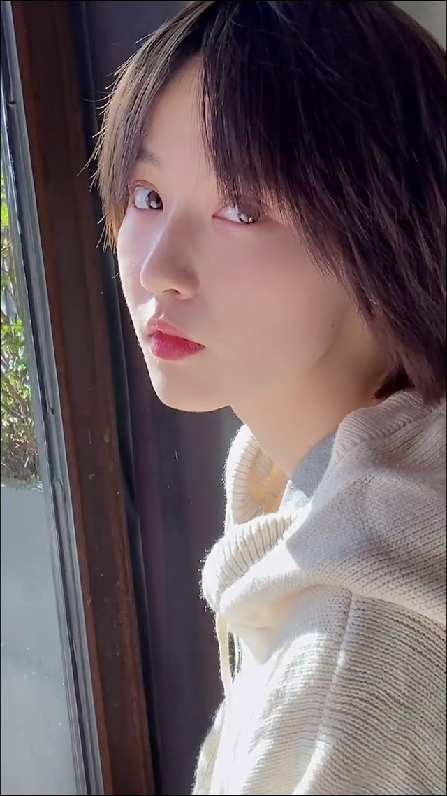 窗帘下的美女很惊艳