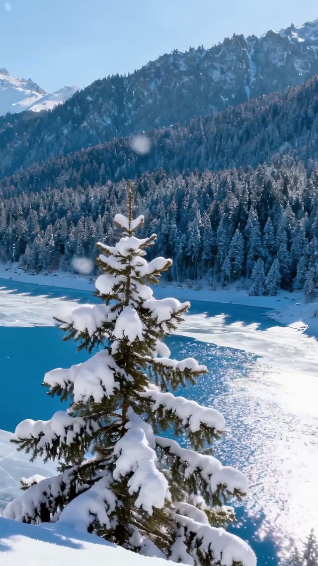 雪山冰湖冬景
