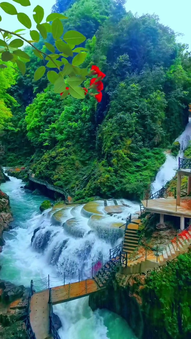  遇一人，山水有逢。
念一人，风过轻澜。
执一人，潋水之滨，
终一人，悱恻至生。
