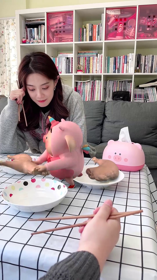 猪小屁-吃鸡腿
