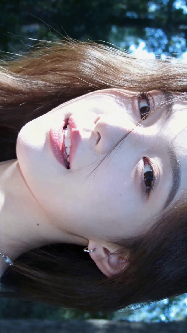 林间阳光下的清纯美女