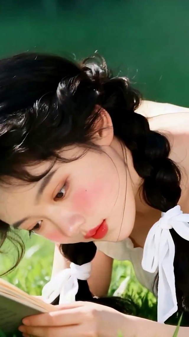 看书女孩