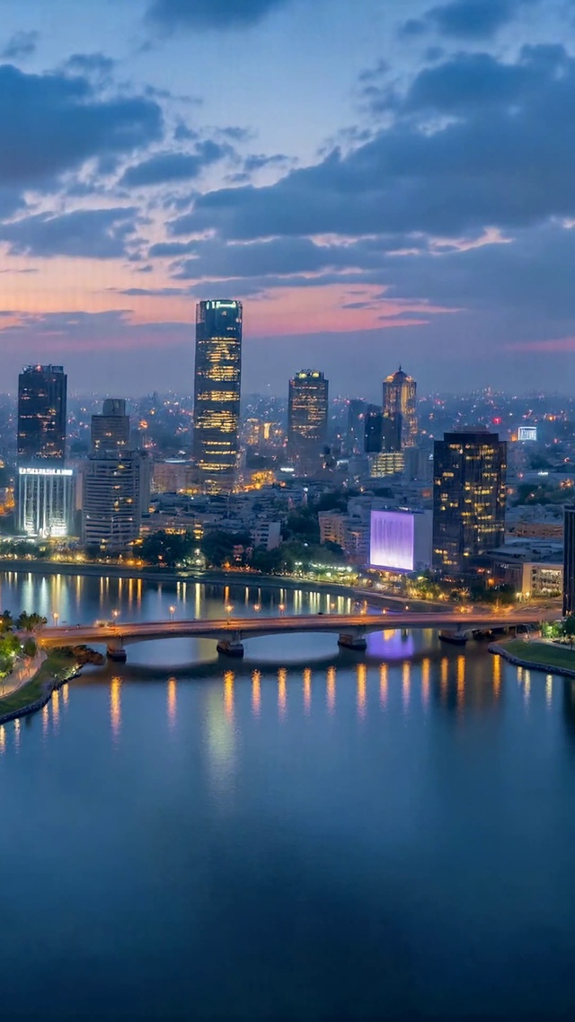 蓝调暮色河畔城市夜景