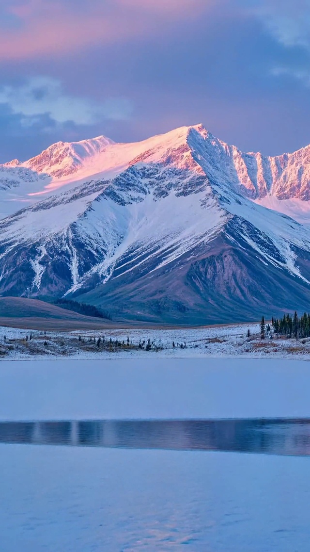 晨光日照金山湖泊雪景