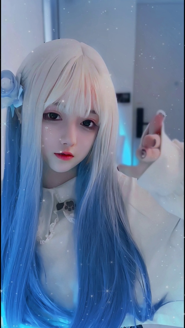 蓝白渐变小姐姐