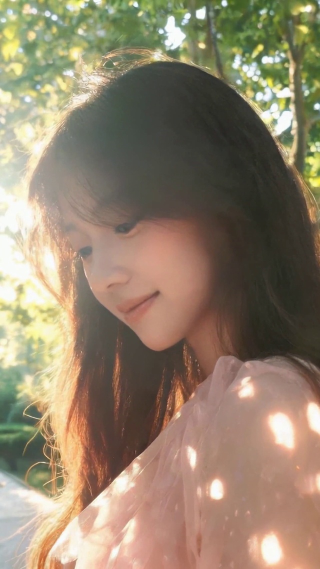 林间逆光清新长发美女