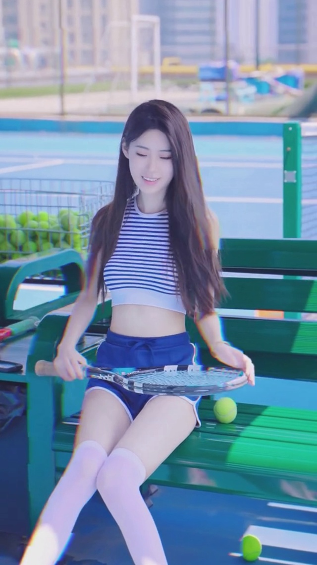 老婆又来打网球咯