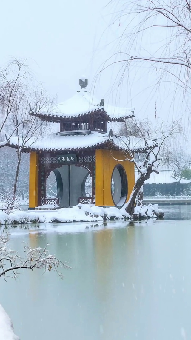 轻素剪云端，江南雪不寒，如诗如画的江南，在这苍茫的大地上，一尘不染。