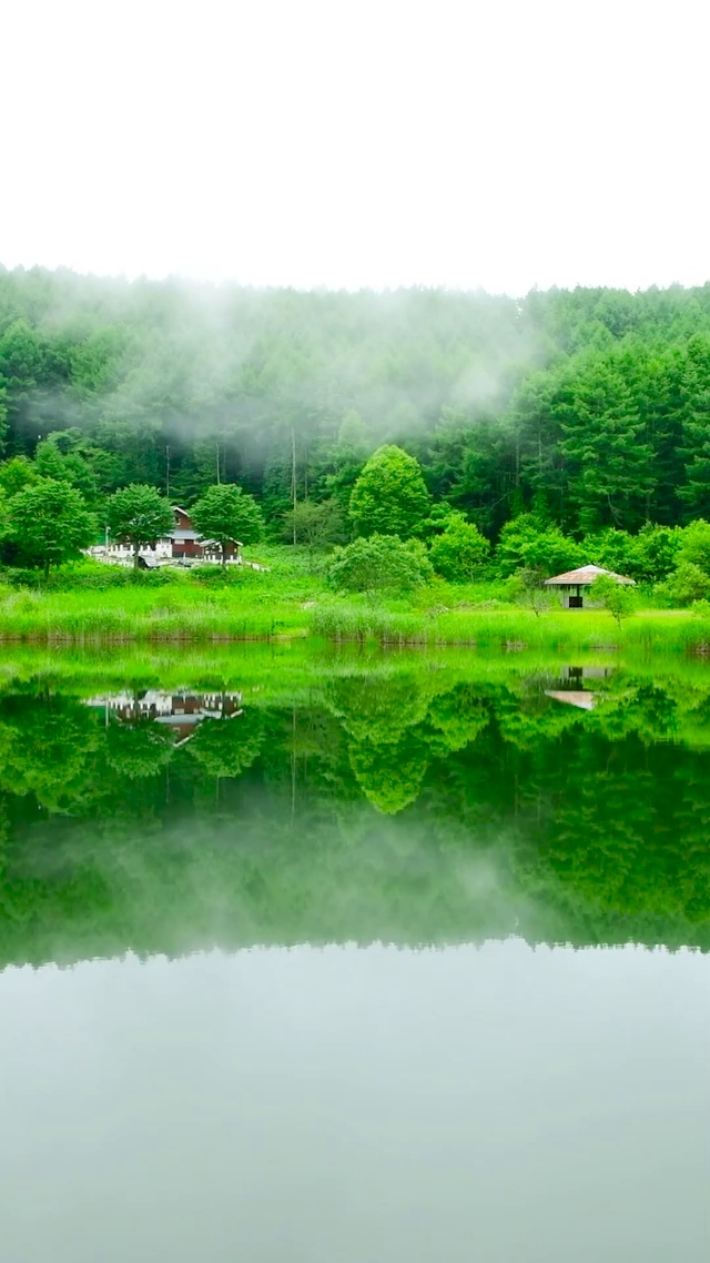 夏日雾气青山绿水湖