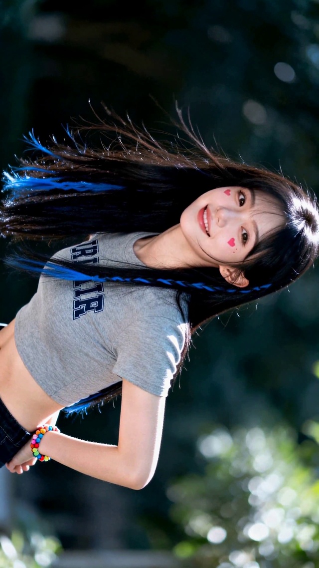 阳光下清新甜酷蓝发少女