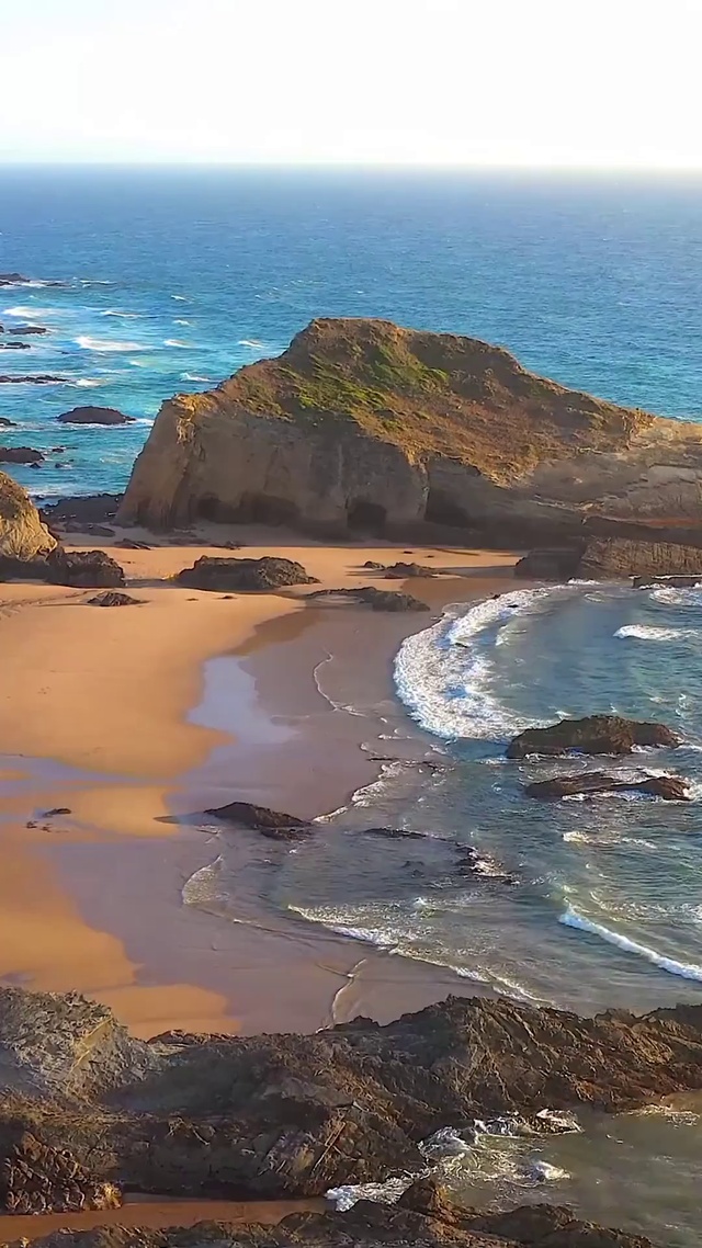 航拍美丽海岸海浪