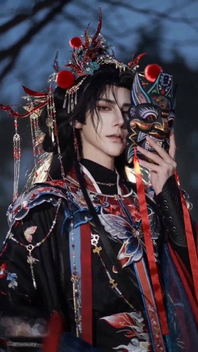 暗调夜间国风古风少年红衣戏袍傩面道长执符神秘国风少年民俗氛围感壁纸AI壁纸旦角头饰伶人侧脸