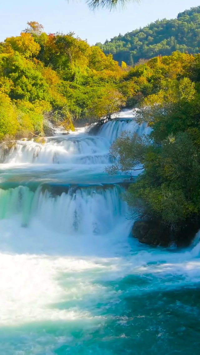 壮观秋林瀑布流水