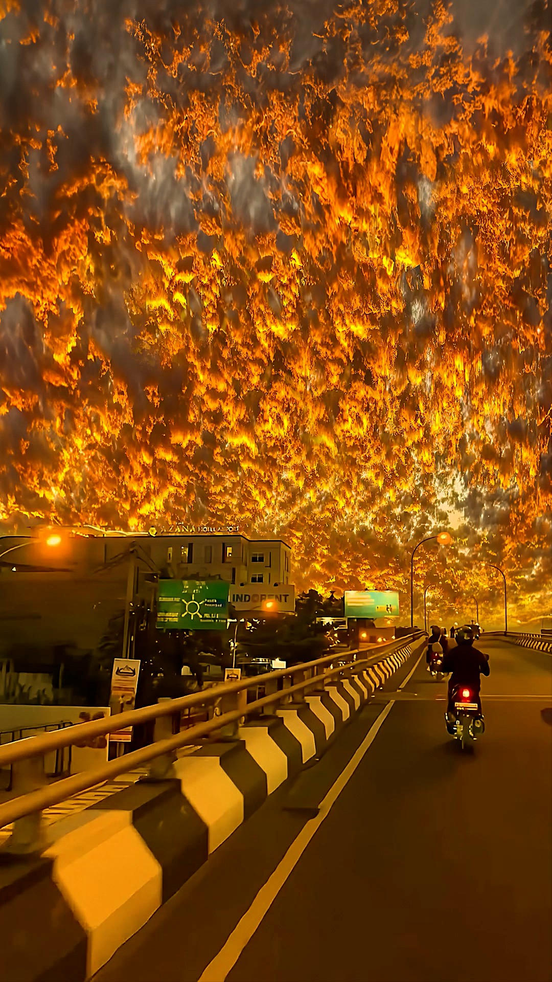公路晚霞