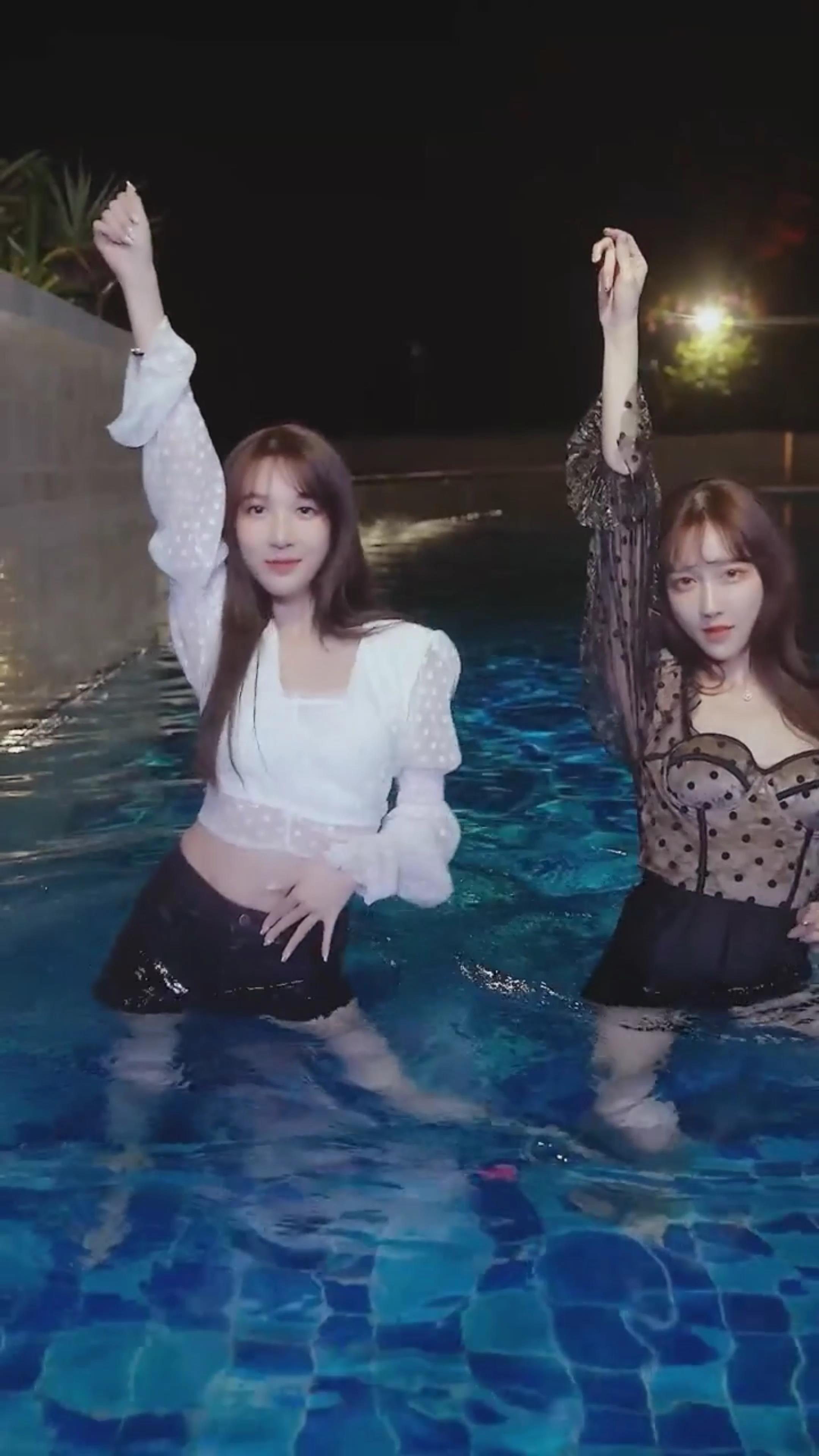 泳池热舞