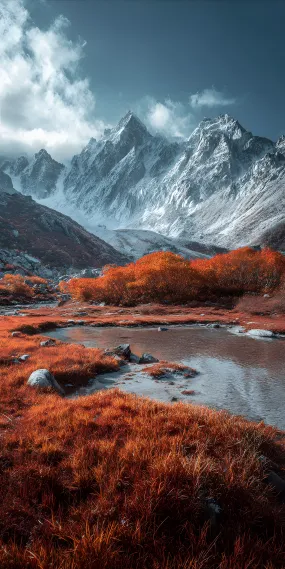 雪巅下的炽红，秋染山涧