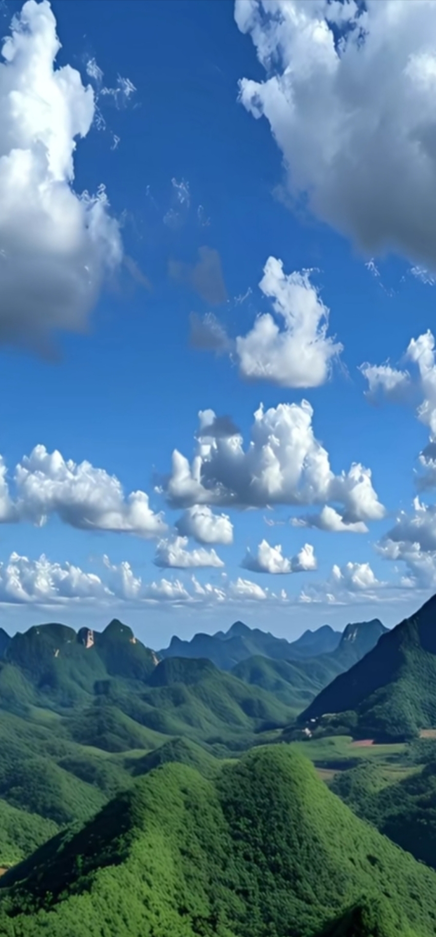 高山上的藍天白雲