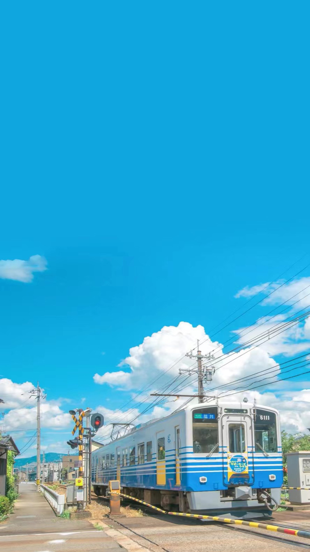 微信背景壁紙晴空下的列車載著人們駛向遠方