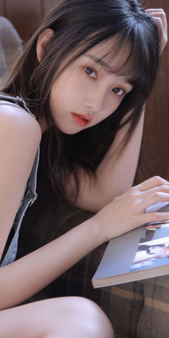 玩電腦的小姐姐