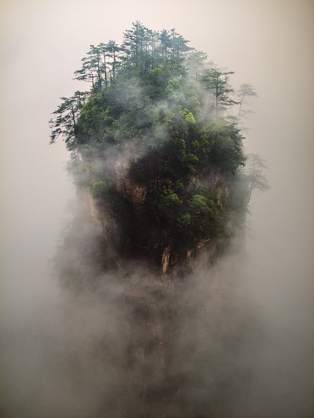 雲霧裡的山