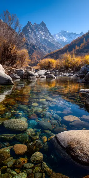  秋染毕棚，碧水映雪峰