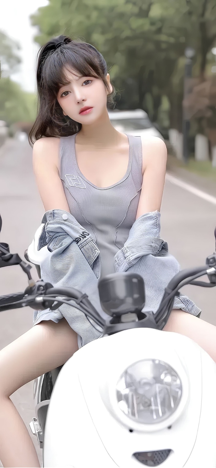 騎摩托的青春少女