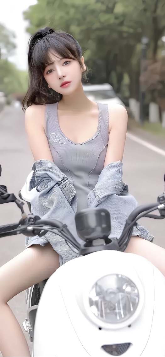 骑摩托的青春少女
