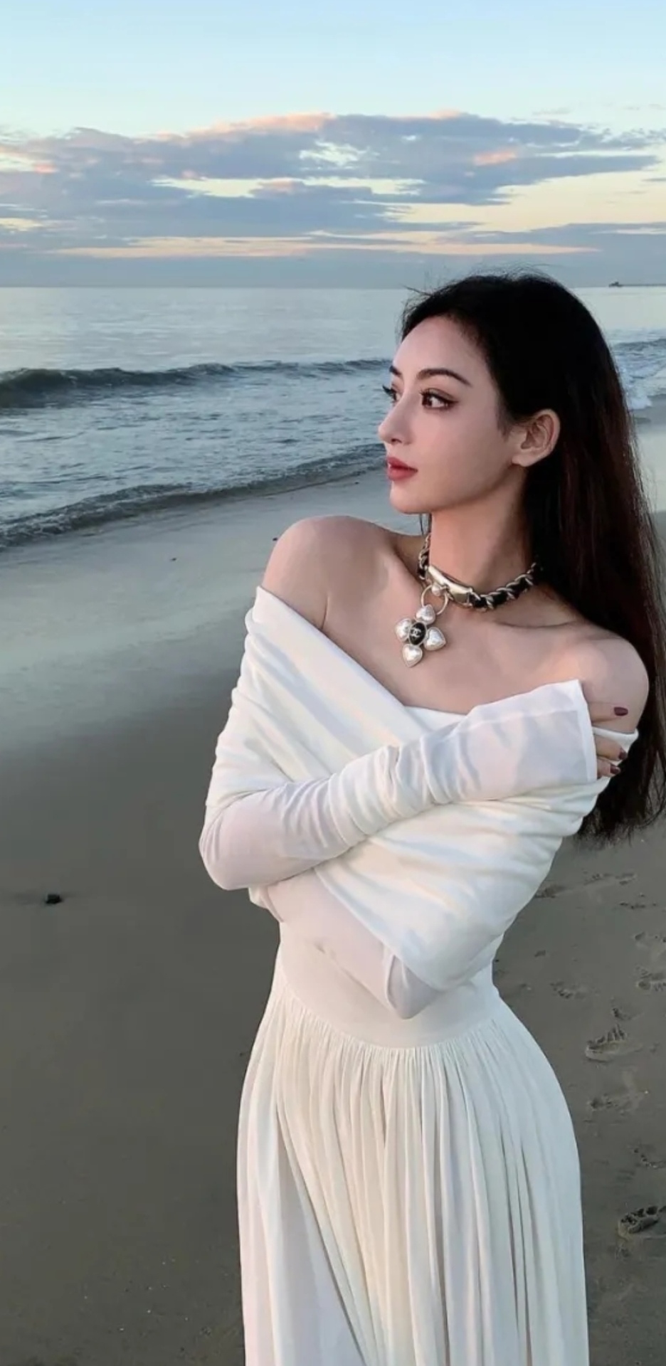 微信聊天背景白色一字肩美妝漂亮姐姐