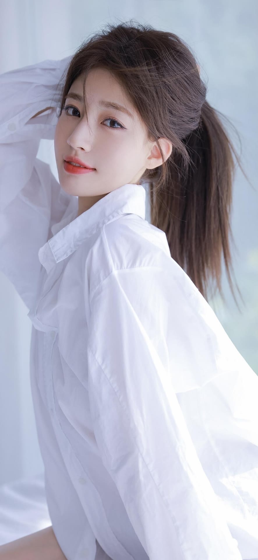 穿白襯衫的女孩