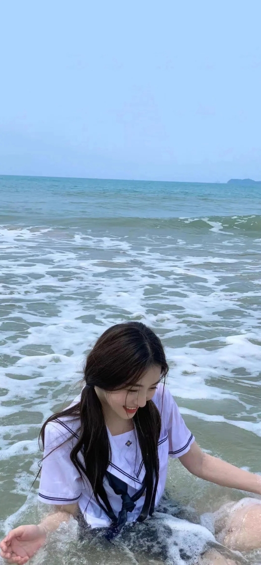 微信对话背景图片下载海滩上的小姐姐