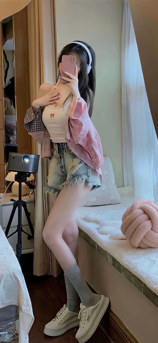 在家里臭美了