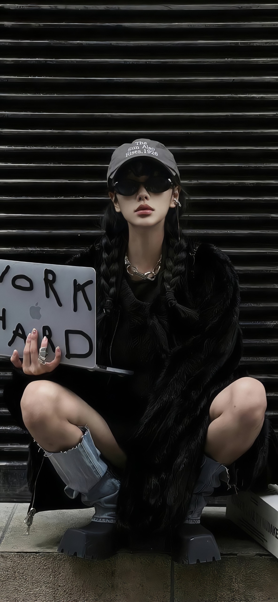 黑色系美女
