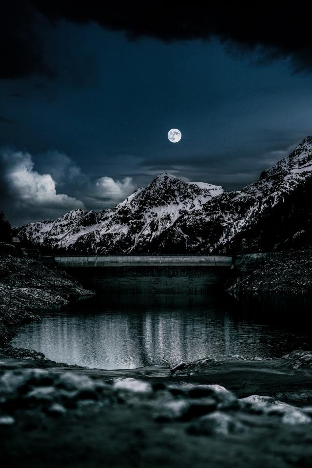 夜晚的雪山