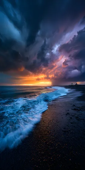 黑沙与浪，共绘一场暮色狂想