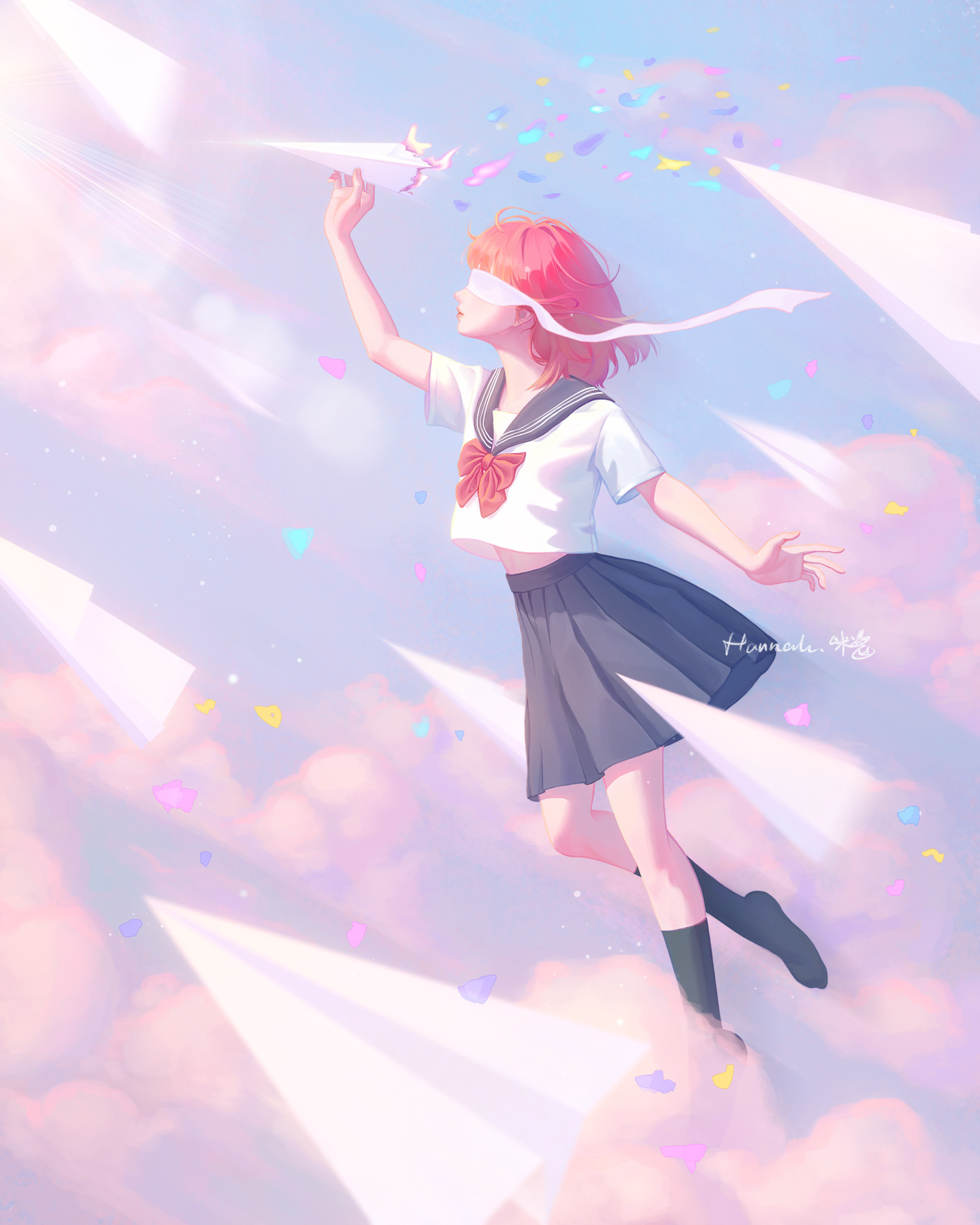 拿著紙飛機在天空中飛翔的少女