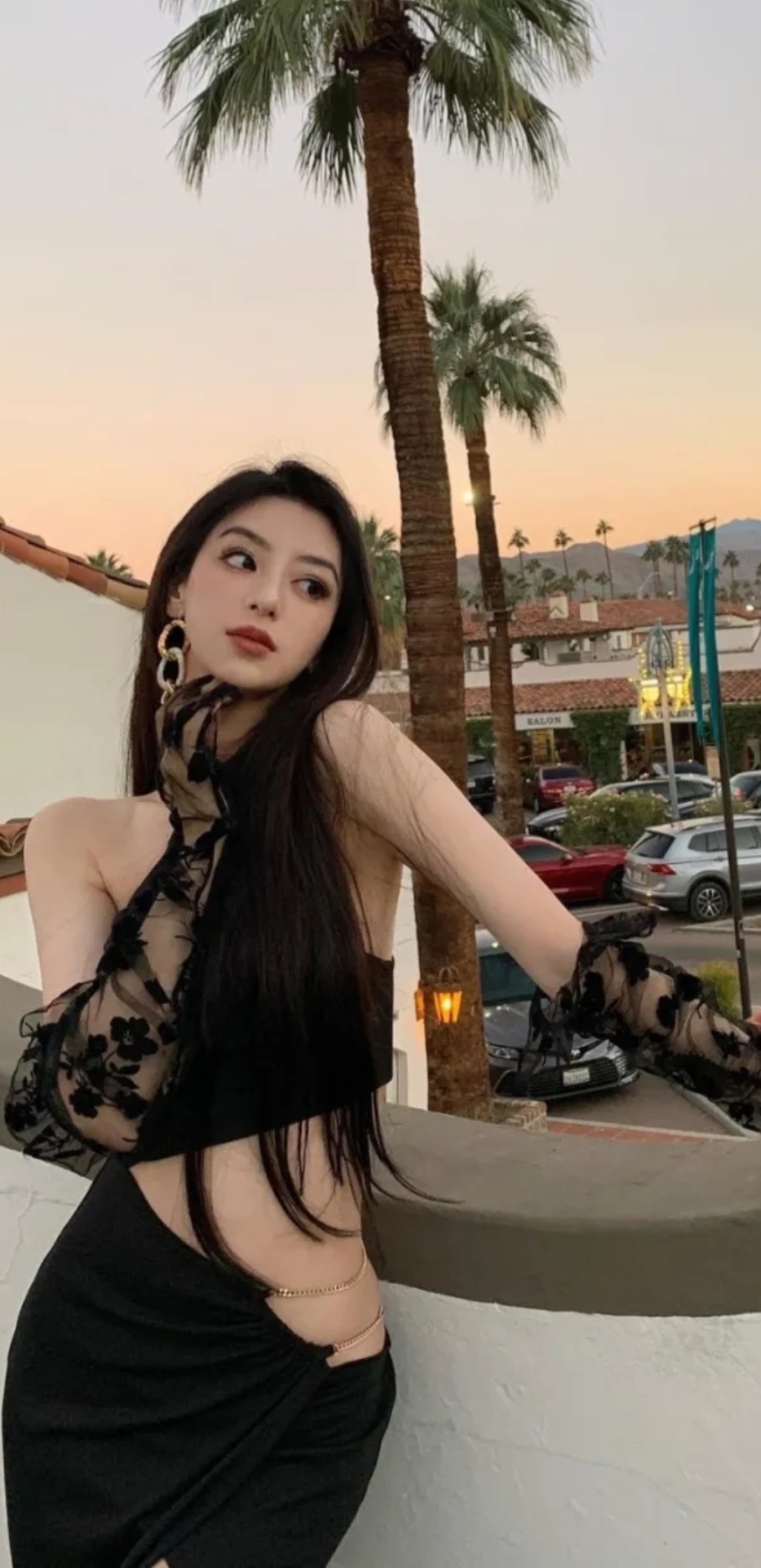 黑色系露肩上衣美女姐姐微信聊天背景圖高清
